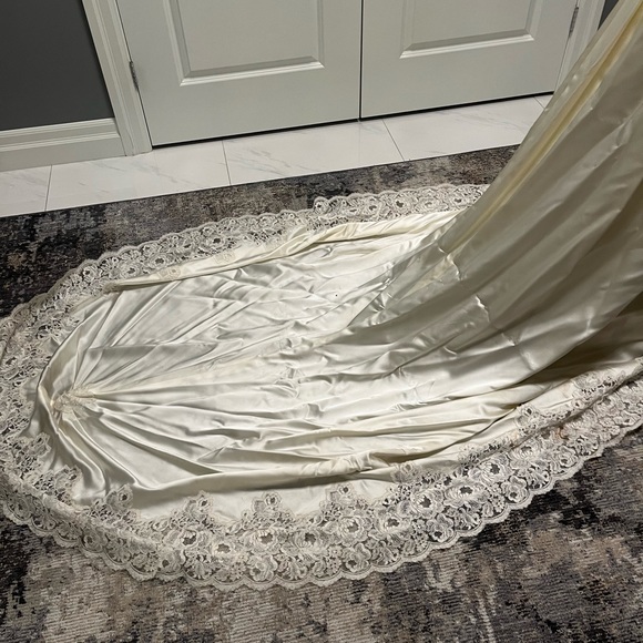 Classic vintage wedding dress with train size extra small off white - Picture 5 of 12